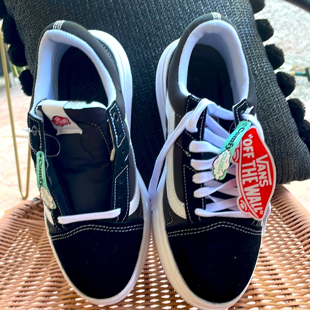 WOMENS OFF THE WALL VANS SZ 8, BRAND NEW OLD SKOOL OVERT COMFYCUSH SHOE